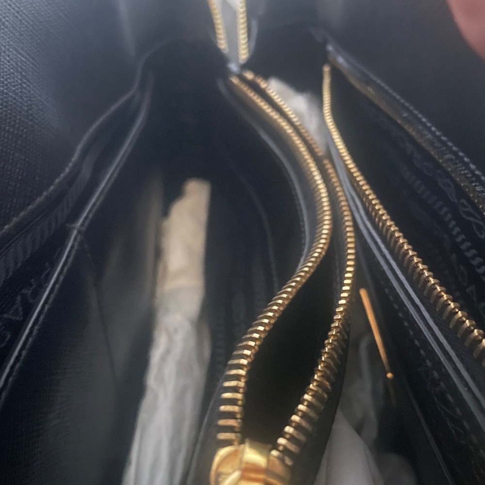 Prada Promenade Saffiano leather bag in black with gold-tone hardware - Picture 4 of 5